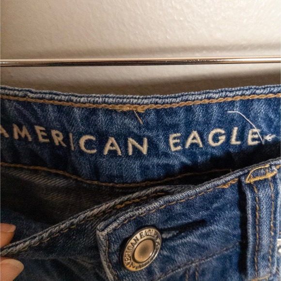 AMERICAN EAGLE Women’s 4 Long Hi-Rise Tomgirl Jeans Medium Wash Distressed - Picture 2 of 5